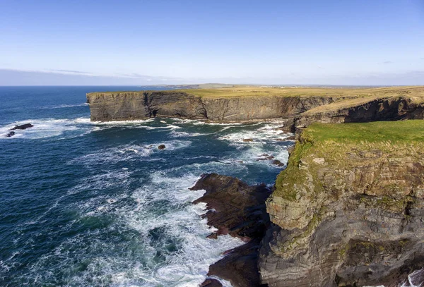 Légi madártávlatból hurok Head félsziget táj, a vadon élő atlanti út nyugati Clare Ireland.Loop fejét egy európai kiválóságok lett a vízi turizmus — Stock Fotó