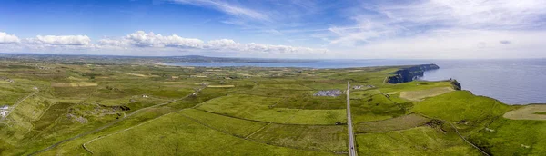 Världsberömda Fåglar Ögon Antenn Drönare Panoramautsikt Över Klipporna Moher County Royaltyfria Stockbilder