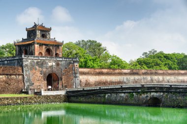 Ngan kapı kale duvarı Kalesi ve imparatorluk şehri ile mor Yasak Şehir Hue, Vietnam için çevreleyen hendeğin köprüden güzel görünümü.