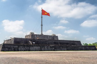 Vietnam (kırmızı bayrak altın bir yıldız ile) bir kule mavi gökyüzü arka plan Hue, Vietnam için üzerinde kalenin içinde çırpınan bayrak doğal görünümünü. Kalenin içinde İmparatorluk kentidir.