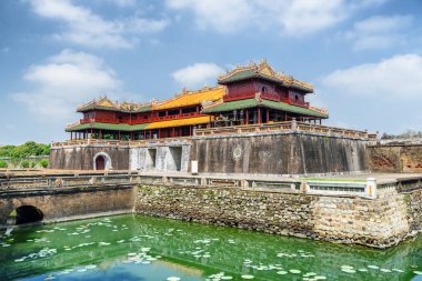 Görünümü ile mor Yasak Şehir kalenin Hue, Vietnam için içinde imparatorluk şehri çevreleyen bir hendek ve Meridian Gate şaşırtıcı. Renk tonu Asya'nın popüler bir turistik yer.