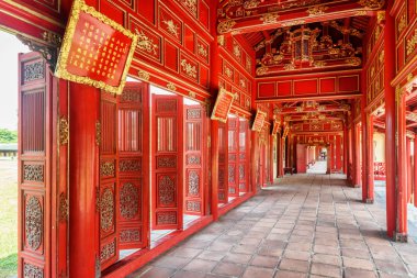 Kırmızı ahşap koridor mor Yasak Şehir kalenin Hue, Vietnam için içinde İmparatorluk şehrin içinde. Renk tonu Asya'nın popüler bir turistik yer.