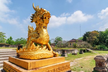 Ejderha Hue, Vietnam için güneşli gün yaz Imperial şehrin Garden mavi gökyüzü arka plan üzerinde şaşırtıcı yaldızlı heykel. Renk tonu Asya'nın popüler bir turistik yer.