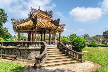 Hue, Vietnam için güneşli gün yaz Imperial şehrin Garden mavi gökyüzü arka plan üzerinde doğal görünümü geleneksel Vietnam Pavyonu. Renk tonu Asya'nın popüler bir turistik yer.