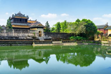 Doğal görünümünü Ngoc Dich göl güneşli gün yaz Hue, Vietnam için Imperial City. Renk tonu Asya'nın popüler bir turistik yer.