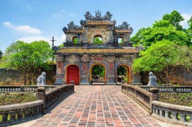 Kalenin Imperial şehrin doğu kapısına (Hien Nhon kapısı) Hue, Vietnam için doğal görünümü güneşli gün yaz. Popüler bir turistik renk renkli kapısıdır.