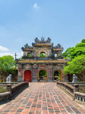 Doğu Kapısı (Hien Nhon kapısı) görünümünü Imperial şehrin Kalesi için Hue, Vietnam yaz güneşli günde inanılmaz. Popüler bir turistik renk renkli kapısıdır.