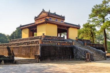 Stel Pavilion (Bi Dinh) Minh Mang mezar Hue, Vietnam için doğal görünümünü. Renk tonu Asya'nın popüler bir turistik yer.