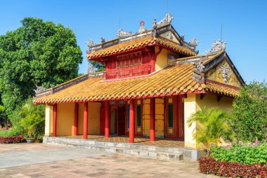 Kırmızı-sarı Hien Duc Gate doğal görünümünü Minh Mang mezar Hue, Vietnam için güneşli gün yaz mavi gökyüzü arka plan üzerinde. Renk tonu Asya'nın popüler bir turistik yer.