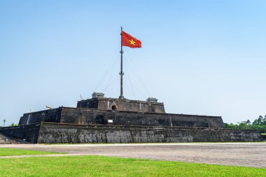 Vietnam (kırmızı bayrak altın bir yıldız ile) bir kule mavi gökyüzü arka plan Hue, Vietnam için üzerinde kalenin içinde çırpınan bayrak harika manzarasını. Kalenin içinde İmparatorluk kentidir.
