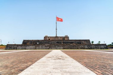 Ana görünümü Vietnam (kırmızı bayrak altın bir yıldız ile) bir kule mavi gökyüzü arka plan Hue, Vietnam için üzerinde kalenin içinde çırpınan bayrak ve bir kare. Kalenin içinde İmparatorluk kentidir.