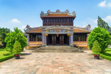 Kraliyet Kütüphanesi (Turkish Binh Lau Pavilion) güzel manzara mavi gökyüzü arka plan güneşli, kalenin içinde İmparatorluk şehirde mor yasak şehir üzerinde.