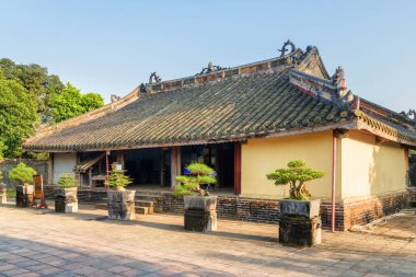 Minh Mang mezar Hue, Vietnam için mavi gökyüzü arka plan üzerinde bir tapınak sung. Tapınağın büyüyen yeşil Bonsai Ağaçlar. Renk tonu Asya'nın popüler bir turistik yer.