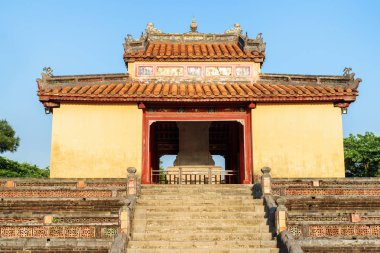 Minh Mang mezar Hue, Vietnam için mavi gökyüzü arka plan üzerinde doğal görünümü stel Pavyonu (Bi Dinh). Renk tonu Asya'nın popüler bir turistik yer.