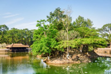 Doğal manzaraya Luu Khiem Gölü'nün güneşli Tu Duc kraliyet mezarı Hue, Vietnam için. Xung Khiem Pavilion sol tarafında görünür. Renk tonu Asya'nın popüler bir turistik yer.