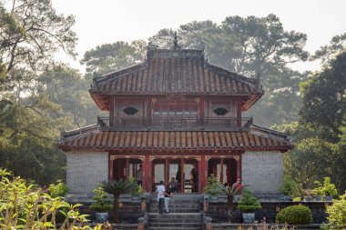 Minh Lau Pavilion (Bright Pavilion) güzel bir akşam görünümünü Minh Mang mezar Hue, Vietnam için yeşil ağaçlar arasında. Renk tonu Asya'nın popüler bir turistik yer.