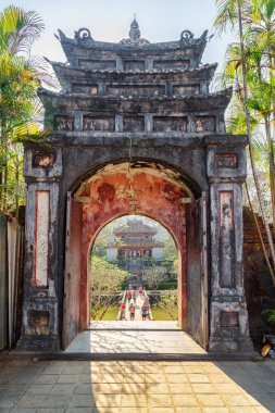 Hoang Trakerol Pzt kapıda Minh Mang mezar Hue, Vietnam için görünümünü çok şaşırtıcı. Minh Lau Pavilion (Bright Pavilion) geçitten görülür. Renk tonu Asya'nın popüler bir turistik yer.