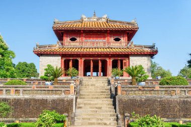 Minh Mang mezar Hue, Vietnam için mavi gökyüzü arka plan üzerinde doğal görünümü Minh Lau Pavyonu (Bright Pavilion). Renk tonu Asya'nın popüler bir turistik yer.
