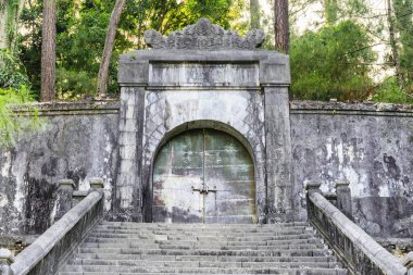 Hue, Vietnam, kraliyet mezarı İmparator Minh Mang gömüldüğü yer için bronz kapı kilitli. Renk tonu Asya'nın popüler bir turistik yer.