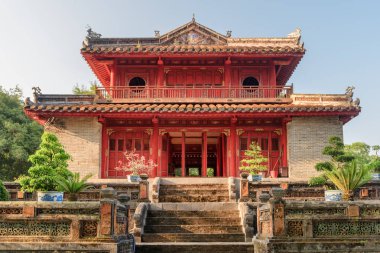 Minh Lau Pavyonu (Bright Pavilion) Minh Mang mezar Hue, Vietnam için doğal akşam manzarası. Renk tonu Asya'nın popüler bir turistik yer.