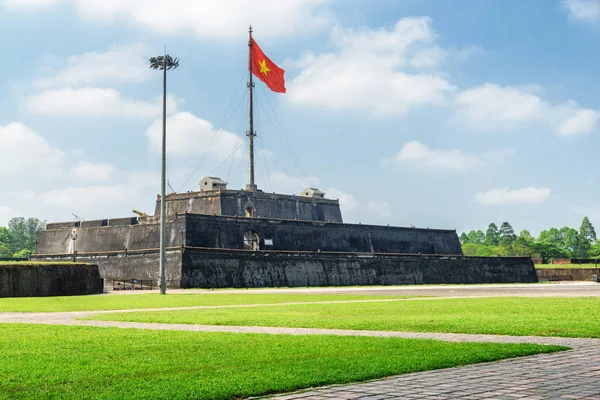 Vietnam (kırmızı bayrak altın bir yıldız ile) bir kule mavi gökyüzü arka plan Hue, Vietnam için üzerinde kalenin içinde çırpınan bayrak. Kalenin içinde ile mor Yasak Şehir İmparatorluk kentidir.