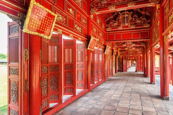 红木走廊在紫色紫禁城的皇家城市内的城堡在色调 色调是亚洲最受欢迎的旅游胜地 — 图库照片