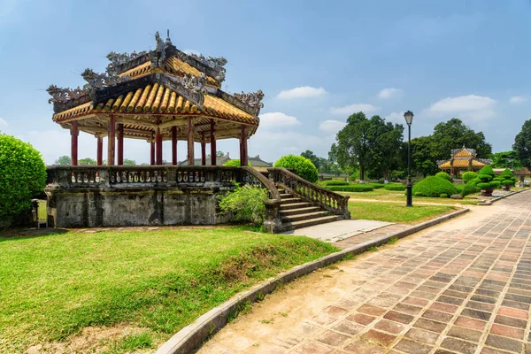 Úžasný Pohled Tradiční Vietnamské Pavilonu Pozadí Modré Oblohy Zahradu Císařského — Stock fotografie