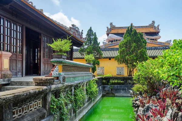 Güzel Bir Bahçe Eski Binalar Hue Vietnam Için Imperial City — Stok fotoğraf