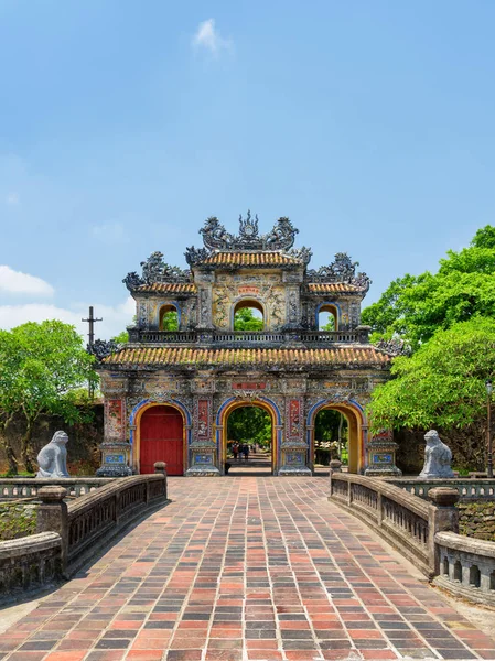 베트남에서 화창한 도시와 요새를 놀라운 다채로운 게이트는 색조의 — 스톡 사진