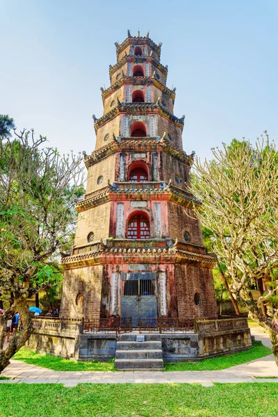 Duyen 塔在天空夫人 添木塔 的宝塔在色调 Duyen 塔是城市的标志和亚洲的一个普遍的旅游吸引力 — 图库照片
