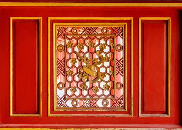 Kırmızı Ahşap Duvar Güzel Oyma Pencere Mor Yasak Şehir Kalenin — Stok fotoğraf