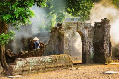 Bilinmeyen Vietnamca kadın arasında doğal geleneksel bambu şapkalı eski binalarda, Tu Duc kraliyet mezarı Hue, Vietnam için mahvediyor. Renk tonu Asya'nın popüler bir turistik yer.