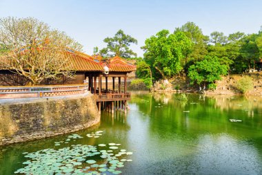 Tu Duc kraliyet mezarı Hue, Vietnam için yaz güneşli güzel manzaraya Luu Khiem Gölü. Renk tonu Asya'nın popüler bir turistik yer.