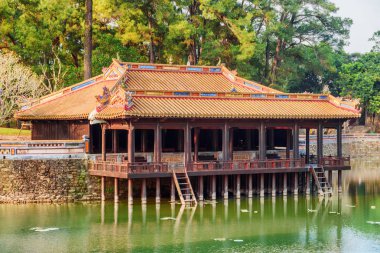 Xung Khiem Pavilion Luu Khiem Gölü tarafından doğal görünümünü Tu Duc kraliyet mezarı Hue, Vietnam için yeşil ağaçlar arka plan üzerinde. Renk tonu Asya'nın popüler bir turistik yer.