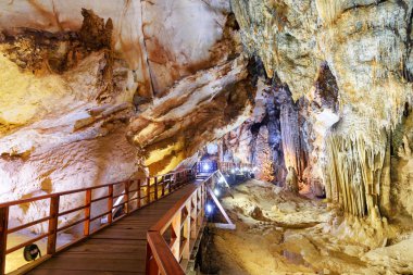 Doğal ahşap geçit cennet Mağarası (Thien Duong Mağarası) Phong Nha-Ke Bang Milli Parkı, Vietnam, içinde doğal koridor aracılığıyla. Cennet Mağarası Asya'nın popüler bir turistik 's.