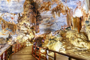 Doğal sarkıt ve dikitler, cennet Mağarası (Thien Duong mağara), Phong Nha-Ke Bang Milli Parkı Vietnam içinde şaşırtıcı odası. Cennet Mağarası Asya'nın popüler bir turistik 's.