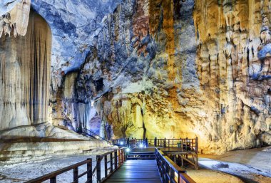 Cennet Mağarası (Thien Duong mağara), Phong Nha-Ke Bang Milli Parkı Vietnam içinde ahşap geçit harika manzarasını. Cennet Mağarası Asya'nın popüler bir turistik 's.