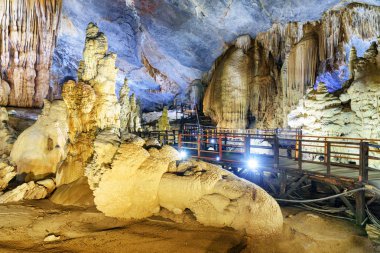 Cennet Mağarası (Thien Duong Mağarası) içinde güzel dikitler görünümünü, Phong Nha-Ke Bang Milli Parkı Vietnam şaşırtıcı. Cennet Mağarası Asya'nın popüler bir turistik 's.