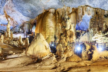 Muhteşem görüntüsü, cennet Mağarası (Thien Duong mağara), Phong Nha-Ke Bang Milli Parkı Vietnam içinde şaşırtıcı odasının. Cennet Mağarası Asya'nın popüler bir turistik 's.