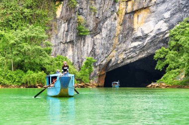 Oğlu nehrin, Phong Nha-Ke Bang Milli Parkı Vietnam Phong Nha mağara girişine. Nehir boyunca tekneler tarafından seyahat turistler. Phong Nha mağara Asya'nın popüler bir turistik 's.