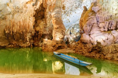 Phong Nha mağara, Phong Nha-Ke Bang Milli Parkı Vietnam içinde eski mavi tekne Park. Güzel sarkıt ve dikitler ıslak mağarasının arasında oğlu Nehri'nin yeraltı bölümü.