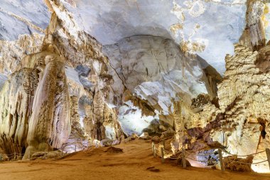 Phong Nha mağara, Phong Nha-Ke Bang Milli Parkı Vietnam içinde dev dikitler şaşırtıcı. Phong Nha mağara Asya'nın popüler bir turistik 's.