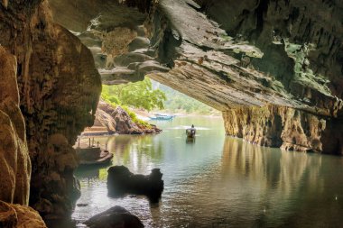 Phong Nha mağara, Phong Nha-Ke Bang Milli Parkı manzaralı yeraltı nehri Vietnam Metro kısmında oğlu nehirden görünümünü şaşırtıcı. Islak mağara bırakarak turist tekne.