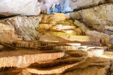 Şaşırtıcı Traverten teraslarda Phong Nha mağara, Phong Nha-Ke Bang Milli Parkı Vietnam içinde. Phong Nha mağara Asya'nın popüler bir turistik 's.
