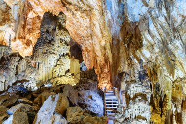 Güzel sarkıt ve dikitler Tien oğlu mağara, Phong Nha-Ke Bang Milli Parkı Vietnam içinde. Tien oğlu mağara Asya'nın popüler bir turistik 's.
