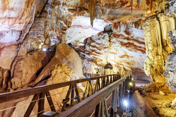 Amazing Wooden Walkway Paradise Cave Thien Duong Cave Phong Nha — Stock Photo, Image