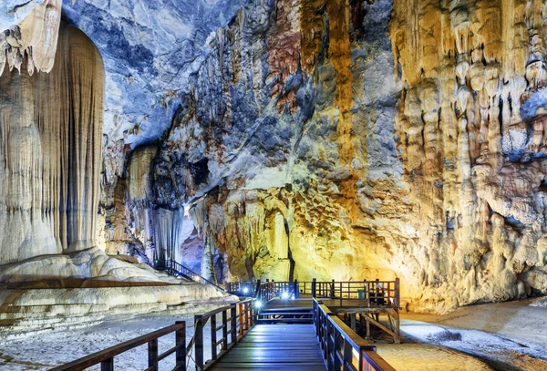 Maravillosa Vista Pasarela Madera Dentro Paradise Cave Thien Duong Cave —  Fotos de Stock