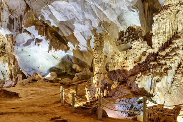 Güzel Dev Dikitler Phong Nha Mağara Phong Nha Bang Milli — Stok fotoğraf