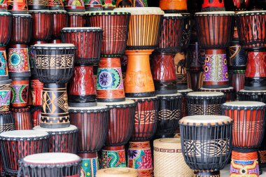Fenghuang, Çin - 22 Eylül 2017: Satır renkli ahşap djembe davul Phoenix antik kenti (Fenghuang) Hediyelik eşya dükkanında. Fenghuang Asya'nın popüler bir turistik yer.