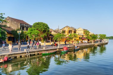 Hoi bir (Hoian), Vietnam - 11 Nisan 2018: Hoi An Antik şehirdeki Prş Bon Nehri'nin su geleneksel sarı binaların güzel manzara yansıtılır. Turist nehir set yürüyüş.